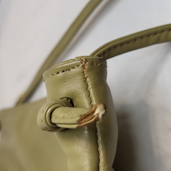 Vintage small green+gold crossbody bucket bag, zipper closure velvety interior. - Picture 13 of 16